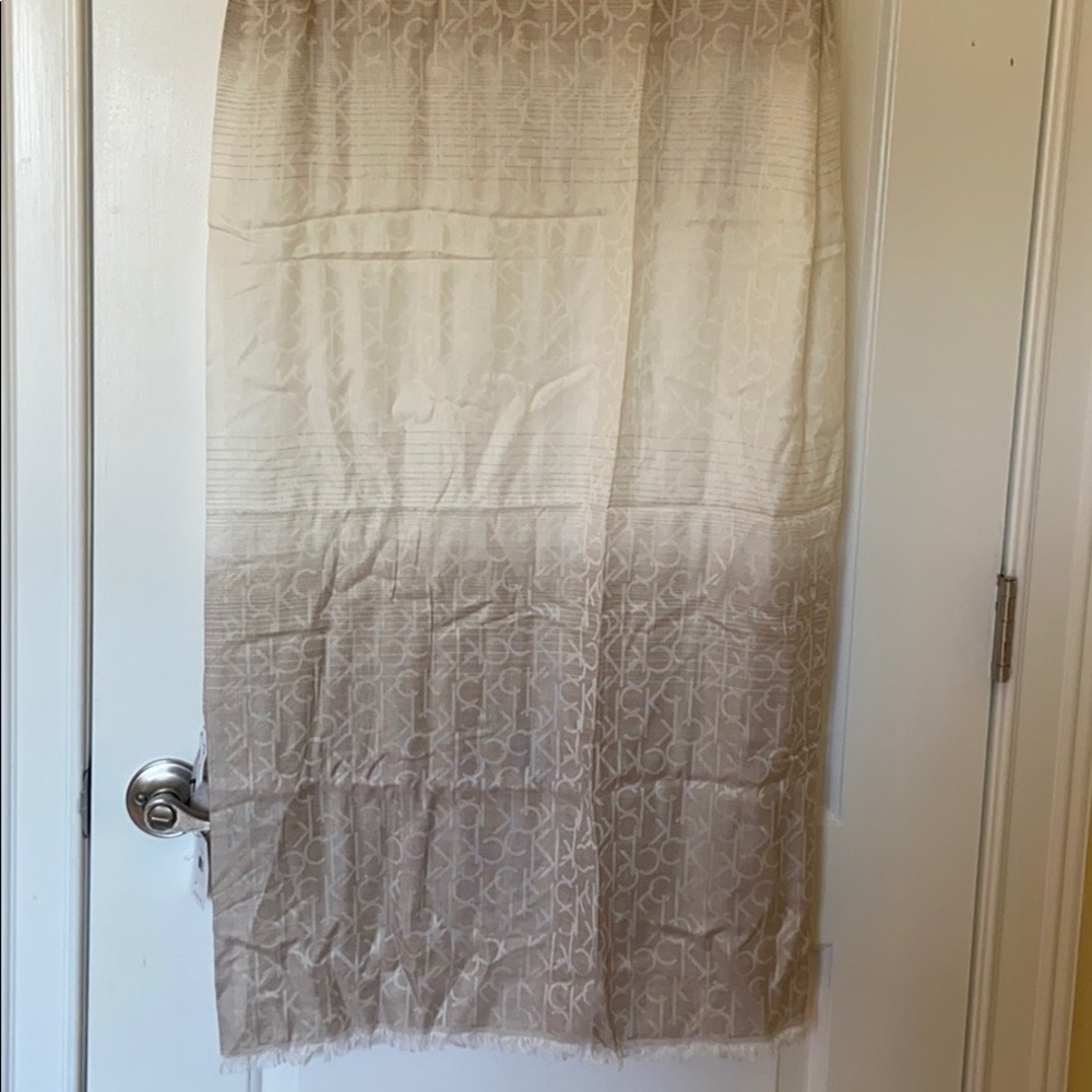 Calvin Klein BNWT Cream and Tan Scarf